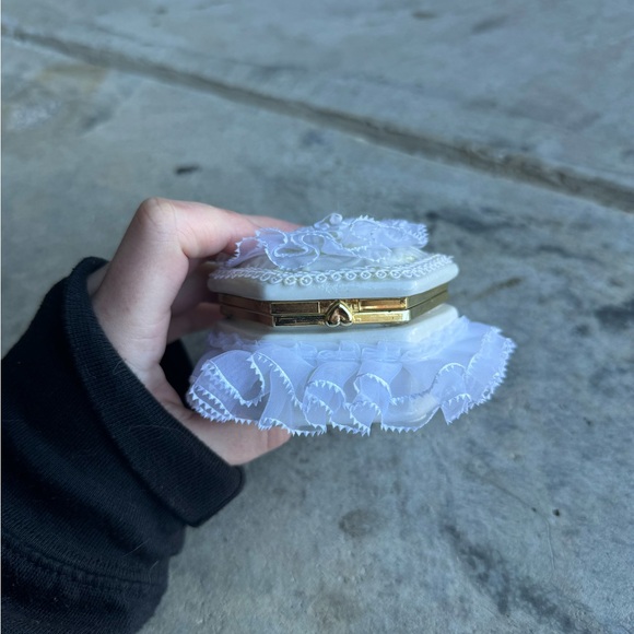 Vintage White Ceramic Greenbrier International Trinket Box - Picture 3 of 4